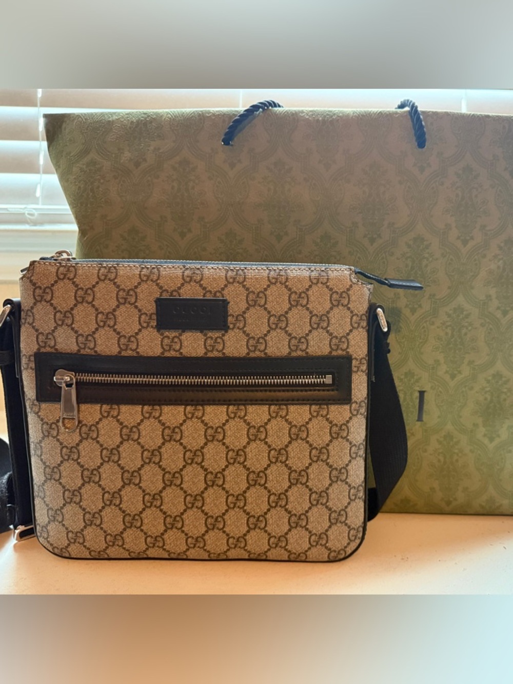 Gucci Beige GG Supreme Messenger Bag with Black Trim - Picture 3 of 4